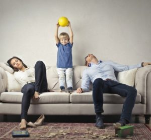 Parents expatriés et exténués : comment alléger la charge mentale ?