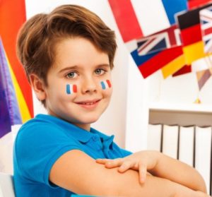Cours Griffon enfant aves des drapeau francais sur les joues