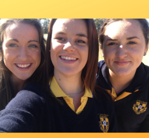 trois jeunes étudiantes faisant un selfie en uniforme en Australie