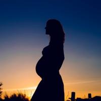 « J’attends un enfant à l’étranger » : quelle protection sociale choisir lorsqu’on est enceinte et expatriée ?